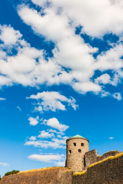 Vecchia Torre Della Fortezza Contro Cielo Blu — Foto Stock