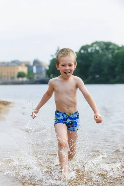 Mutlu Çocuk Suyun Tadını Çıkarıyor — Stok fotoğraf