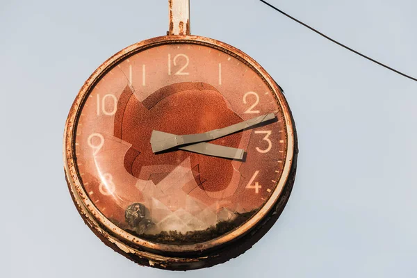 Старые Сломанные Часы Заброшенной Промышленности — стоковое фото