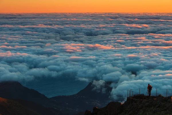 Silhouette Eines Fotografen Hoch Über Den Wolken — Stockfoto