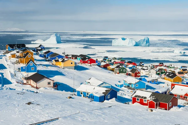 Villaggio Affacciato Sul Mare Con Iceberg — Foto Stock