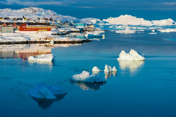 Icebergs Frente Edificios Aldea Ilulissat Groenlandia — Foto de Stock