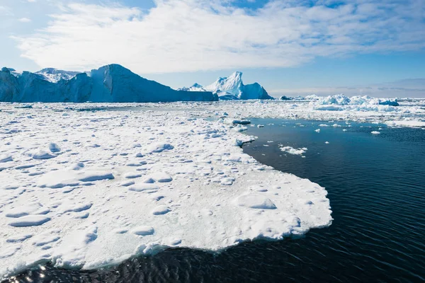 イルリサット フィヨルド Ilulissat Fjord グリーンランド西海岸のディスコ湾に浮かぶフィヨルドである 2004年にユネスコの世界遺産に登録された — ストック写真