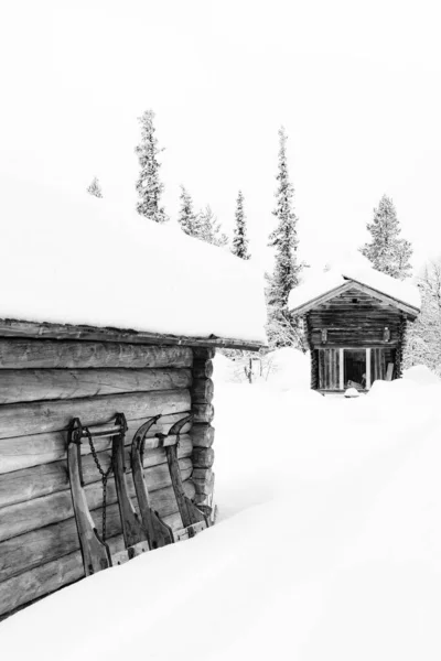 靠木墙上的旧雪橇滑道 — 图库照片