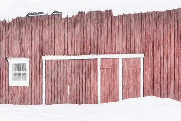Снег Перед Зданием Красной Фермы — стоковое фото