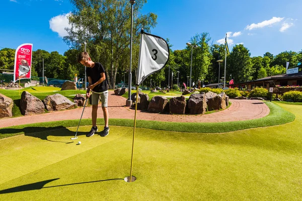 Gothenburg Svédország August 2017 Fiú Játszik Mini Golfpálya Napsütéses Napon — Stock Fotó