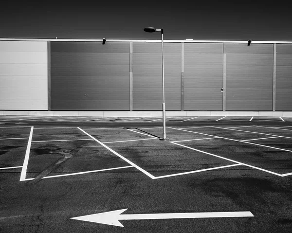 Üres Parkoló Előtt Egy Alumínium Burkolat Modern Épületben — Stock Fotó