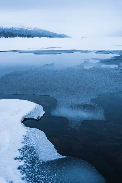 Мальовничий Знімок Красивого Замороженого Озера — стокове фото