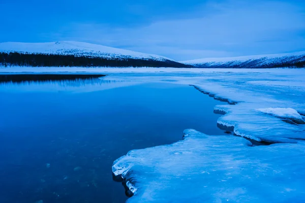 Lód Przed Spokojnym Jeziorem — Zdjęcie stockowe