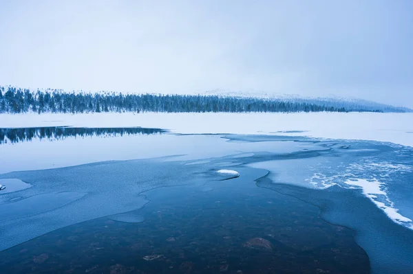 아름다운 얼어붙은 호수의 경치를 — 스톡 사진