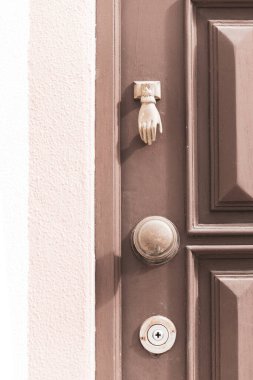 Kapı kolu gibi el sıkışın.