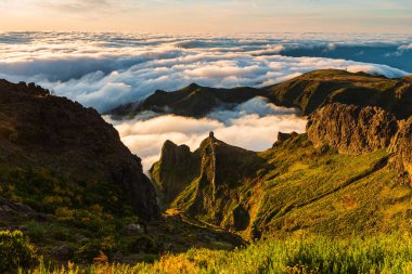 Dağ manzarası ve bulut dolu vadi, Madeira.