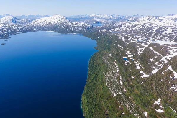 위에서 내려다 보이는 풍경을 뒤덮은 호수와 — 스톡 사진