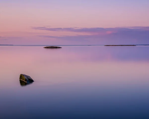 Steine Liegen Bei Sonnenuntergang Stillen Wasser — Stockfoto