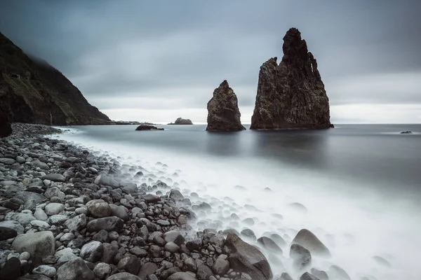 Portekiz 'in Madeira Adası, Port Moniz yakınlarındaki Ribeira da Janela sahilindeki deniz yığınları.