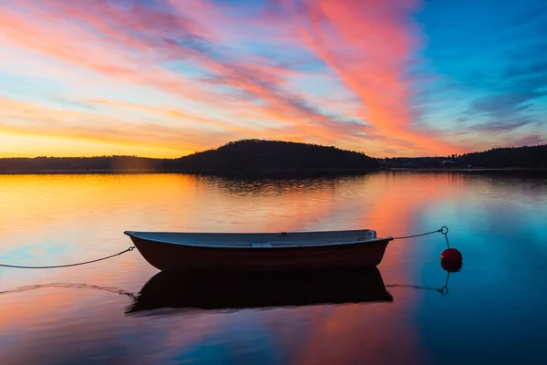 Barco Acostado Lago Tranquilo Amanecer Colorido — Foto de Stock