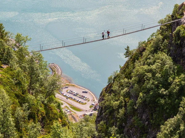 Norské Dobrodružství Dva Lidé Přejít Most Obklopen Krásou Přírody — Stock fotografie