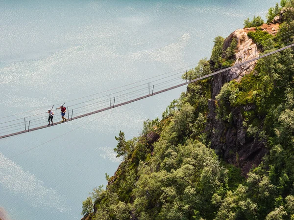 Loen Norvegia Luglio 2023 Avventura Norvegese Due Persone Attraversano Ponte — Foto Stock