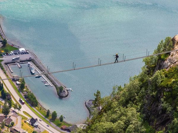 Aventura Noruega Una Mujer Cruzando Puente Rodeada Belleza Naturaleza Fotos de stock libres de derechos