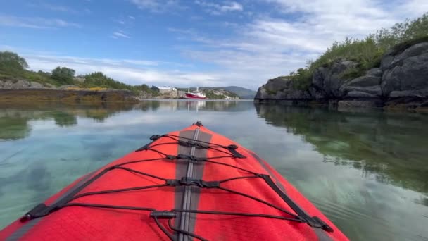静かな水の中に浮かぶ赤いカヤック — ストック動画