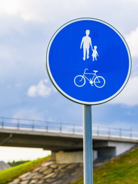 Dairesel paylaşımlı bisiklet ve yürüme işareti ve yaya yürüyüşü.