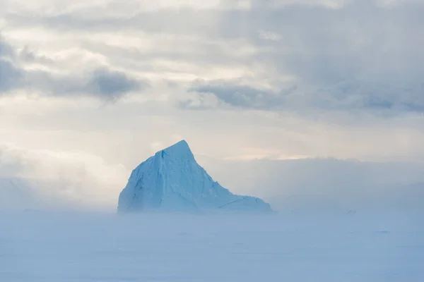 Ködös Téli Jéghegyek Felett Grönland Fagyos Tengerében — Stock Fotó