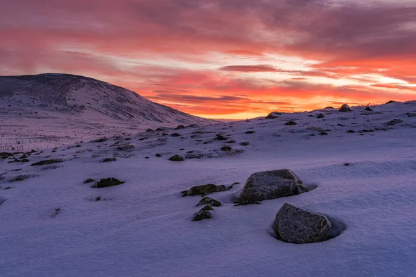 Uma Paisagem Tranquila Montanha Inverno Com Céu Dramático Nascer Sol — Fotografia de Stock