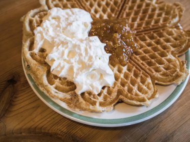 Krem şantili ve böğürtlen reçelli tatlı tatlı waffle tabağı..