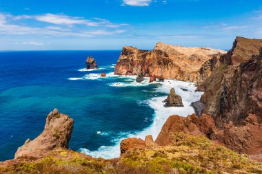 Madeira sahilinde dramatik kaya oluşumu ve mavi okyanus.