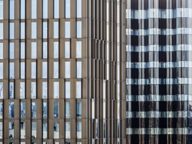 İsveç 'in Göteborg kentsel manzarasında yan yana duran iki yüksek bina. Şehir manzarasının üzerindeki yapılar modern mimari ve şehir gelişimini gözler önüne seriyor..