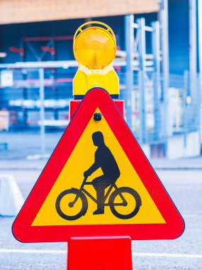 Yolun kenarına sarı ve kırmızı üçgen uyarı işareti konur. Bu işaret, önümüzde ki potansiyel tehlike bisikletçilerini uyarmak için..