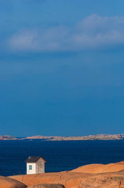 Göteborg 'da hafif bir kar yağışı ortasında bisikletçileri Centrum, Salltholmen, Alvsborgsbron ve Fiskehamnen' a doğru yönlendiren bir bisiklet levhası var. Kar tanelerinin etrafındaki bulanıklık kentsel ortama sakin bir kış havası katıyor..
