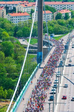 Göteborg Yarı Maratonu sırasında köprüyü dolduran koşucular, parlak güneşli bir günde İsveç 'teki bu popüler etkinliğin canlı atmosferini sergiliyorlar..