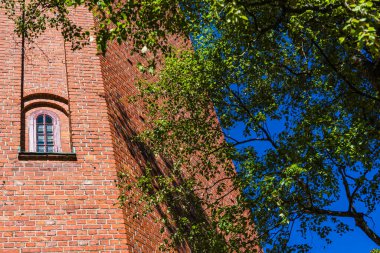 İsveç 'in Saffle kentindeki tarihi su kulesi etkileyici kırmızı tuğla yapısını gözler önüne seriyor. Canlı ağaçlar ve parlak mavi gökyüzü şehrin cazibesini yansıtıyor..