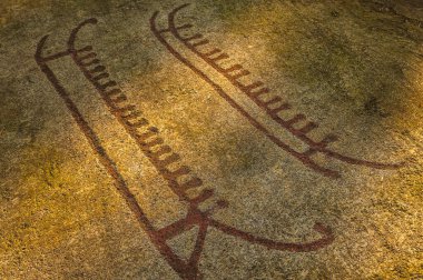 İsveç 'te kaya yüzeylerine oyulmuş karmaşık petroglifler, bu tarihi yerde geçmiş medeniyetlerin sanatsal ifadelerini ve kültürel inançlarını yansıtan antik tasarımlar sergiliyor..