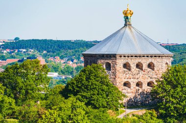 İsveç 'in Göteborg şehrinde bulunan Skansen Kronan kalesi, olağanüstü taş mimarisi ve kubbesinin tepesinde altın bir tacı barındırıyor. Ziyaretçiler manzaranın ve şehrin güzel manzarasının tadını çıkarıyorlar..