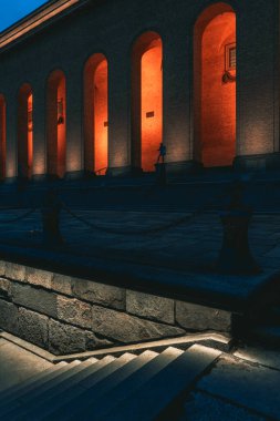 Aydınlatılmış merdivenler İsveç 'in Göteborg kentindeki tarihi bir binaya çıkıyor. Geceleri mimari özellikleri vurgulayan sıcak ışıklar sergileniyor..