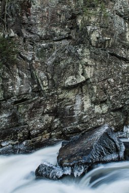 Su, pürüzsüz kayaların üzerinden hızla akarak İsveç 'in engebeli kayalıkları arasında barışçıl ama dinamik bir atmosfer yaratır. Doğal güzellik gün ışığında cezbeder..