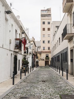 Barselona 'da sakin bir kaldırım taşı sokağı modern yapıların yanında klasik beyaz binalara sahiptir. Sahne, şehrin eşsiz karakteri ve cazibesini yakalıyor..