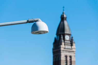 Göteborg 'daki tarihi bir kilise kulesinin önüne bir sokak lambası yerleştirildi. Kuledeki saat cazibeye katkı yapıyor, güneşli bir günde şehir hayatının özünü yakalıyor..