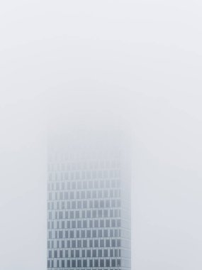 Modern bir ofis binası, Göteborg 'da sisli bir sabahta şehrin esrarengiz cazibesini arttıran kalın bir sisin içinde yavaşça kayboluyor..