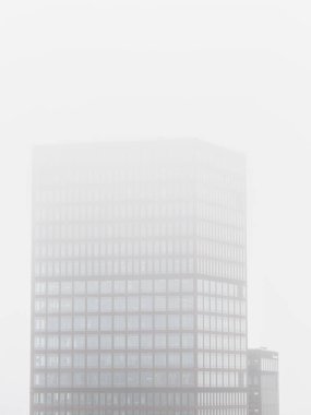 Göteborg 'daki modern bir ofis binası sisle kaplanarak sakin bir atmosfer yaratıyor. Yumuşak sis yapıyı gizliyor ve şehir manzarasına biraz huzur katıyor..