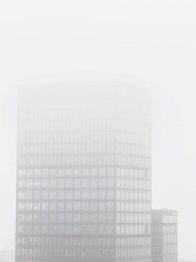 Göteborg 'daki modern bir ofis binası sisle kaplanarak sakin bir atmosfer yaratıyor. Yumuşak sis yapıyı gizliyor ve şehir manzarasına biraz huzur katıyor..