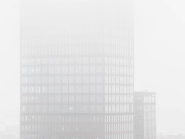 Göteborg 'daki modern bir ofis binası sisle kaplanarak sakin bir atmosfer yaratıyor. Yumuşak sis yapıyı gizliyor ve şehir manzarasına biraz huzur katıyor..