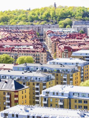 Renkli binalar ve bereketli yeşillikler manzarayı belirlerken Göteborg baharda uyanıyor. İnsanlar bu İsveç şehrinin cazibesini vurgulayarak güneşli havayı seviyorlar..