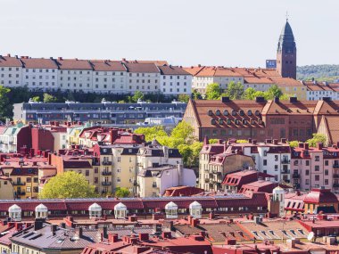 Renkli çatılar ve çiçek açan ağaçlar canlandıkça Göteborg ilkbaharda dönüşür. Bölge sakinleri sıcak havanın keyfini çıkararak şehri hareketli ve güzel bir yer haline getiriyorlar..