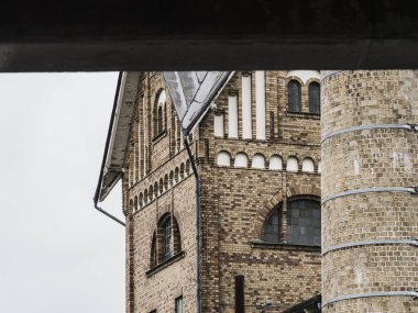 Göteborg 'daki eski sanayi binasında karmaşık tuğla işleri ve tarihi mimari sergileniyor. Bu yapı, bu canlı İsveç şehrinde zengin bir endüstriyel geçmişe işaret ediyor..