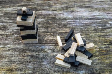 Güneşli havalarda doğada huzurlu bir dinlenme. Doğanın arka planına karşı 