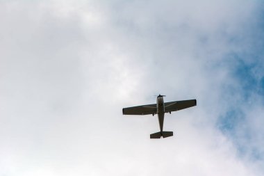 Bulutlu bir gökyüzüne karşı eski bir uçak. Mavi ve gri renkler. Uçuş ve özgürlük. Dünyanın ilk uçağı..
