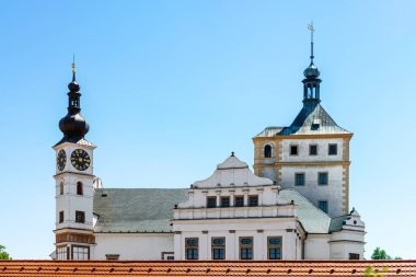 Pardubice Kalesi, Çek Cumhuriyeti. Mavi gökyüzüne karşı ortaçağ beyaz kalesi. Bahar, yaz. Çek mimarisinin ulusal kültür abidesi. Barok, Rönesans, Gotik. 